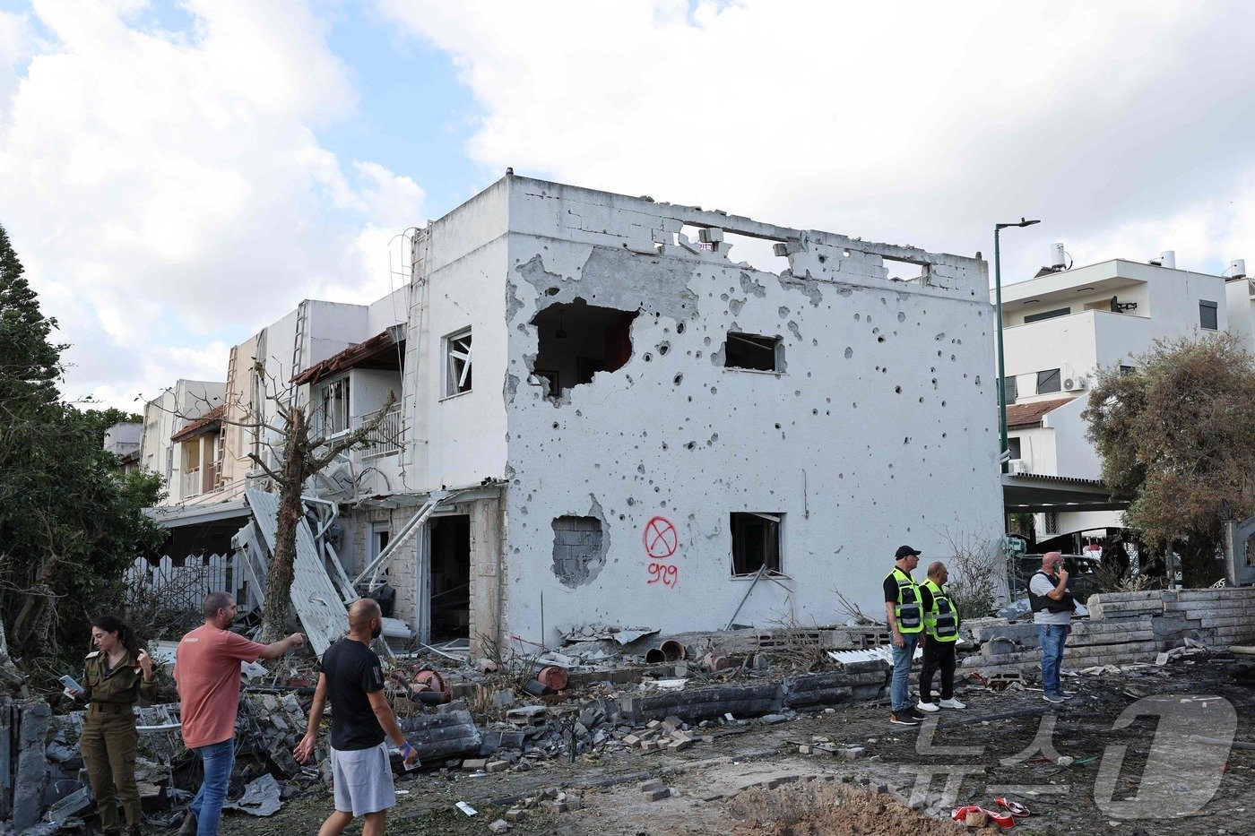 본문 이미지 - 22일(현지시간) 이스라엘 북부 하이파 관구의 키르얏 비알릭 주민들이 레바논 무장정파 헤즈볼라의 공격으로 인한 피해를 점검하고 있다. 헤즈볼라는 이날 수천 개의 로켓 런처(발사기) 파괴를 목표로 하이파 관구의 군수 생산시설과 공군기지를 공격했다고 밝혔다. 2024.09.22 ⓒ AFP=뉴스1 ⓒ News1 김지완 기자