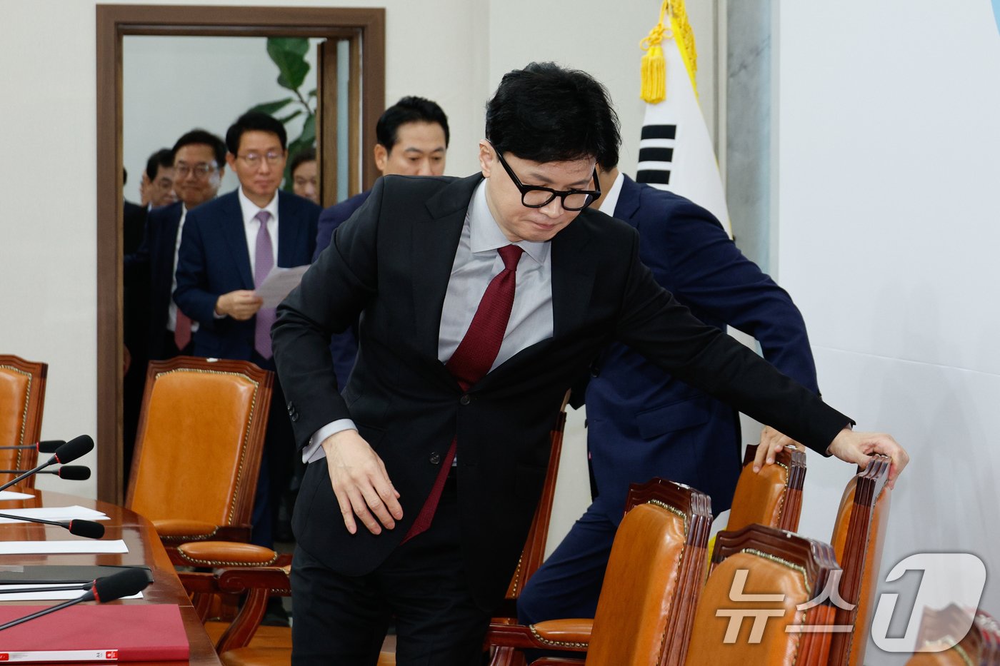 본문 이미지 - 한동훈 국민의힘 대표가 23일 오전 서울 여의도 국회에서 열린 최고위원회의에 입장하고 있다. 2024.9.23/뉴스1 ⓒ News1 안은나 기자