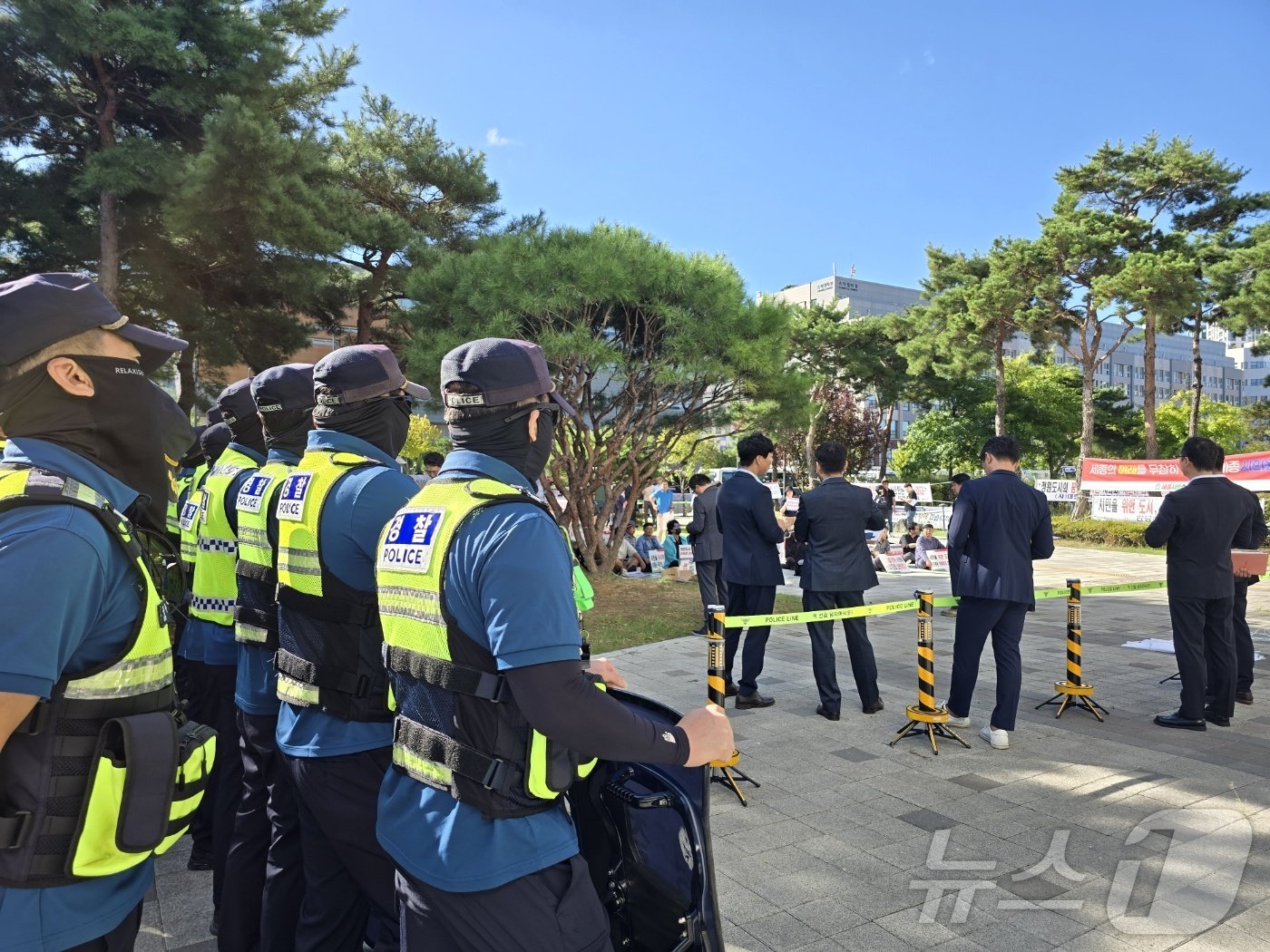 23일 오전 세종시의회 앞에서  열린 정원도시박람회·빛욱제 성공개최를 위한 비상대책위원회 항의 집회에  출동한 세종경찰청 기동대. ⓒ News1 장동열 기자 