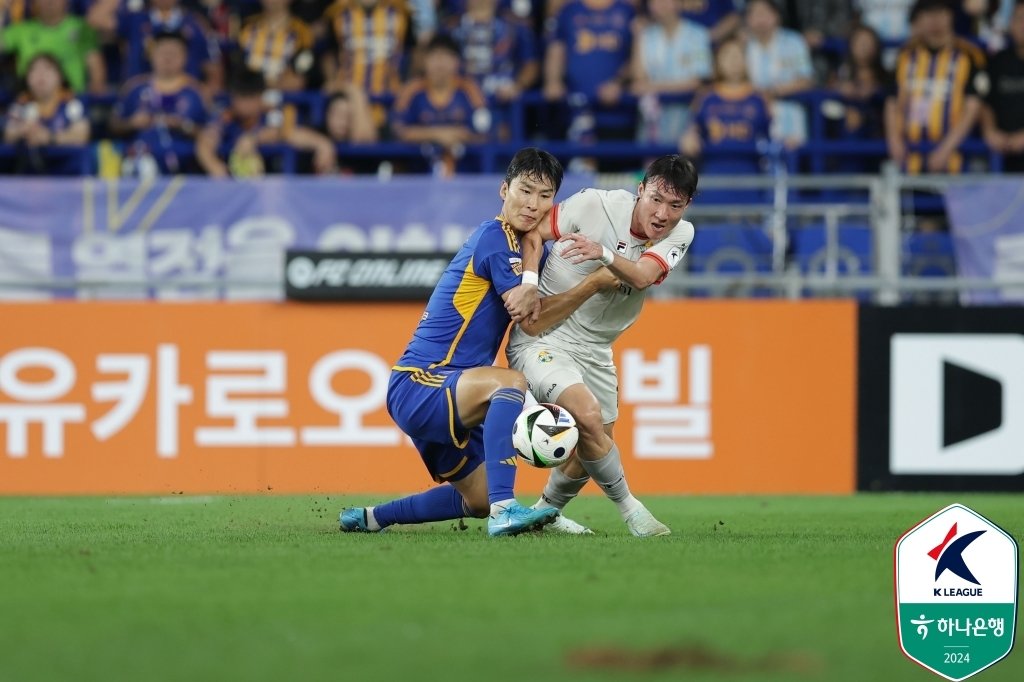 우승 경쟁을 벌이는 울산과 강원&#40;한국프로축구연맹 제공&#41; 