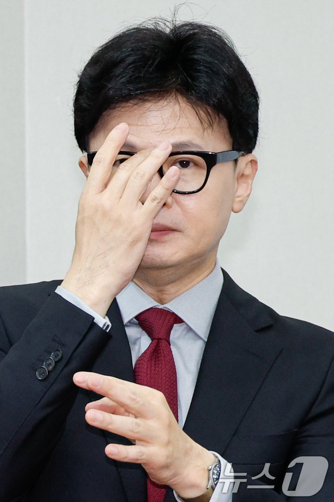 본문 이미지 - 한동훈 국민의힘 대표가 23일 오전 서울 여의도 국회에서 열린 10·16 재보궐선거 후보자 추천장 수여식에 참석해 안경을 고쳐쓰고 있다. 2024.9.23/뉴스1 ⓒ News1 안은나 기자