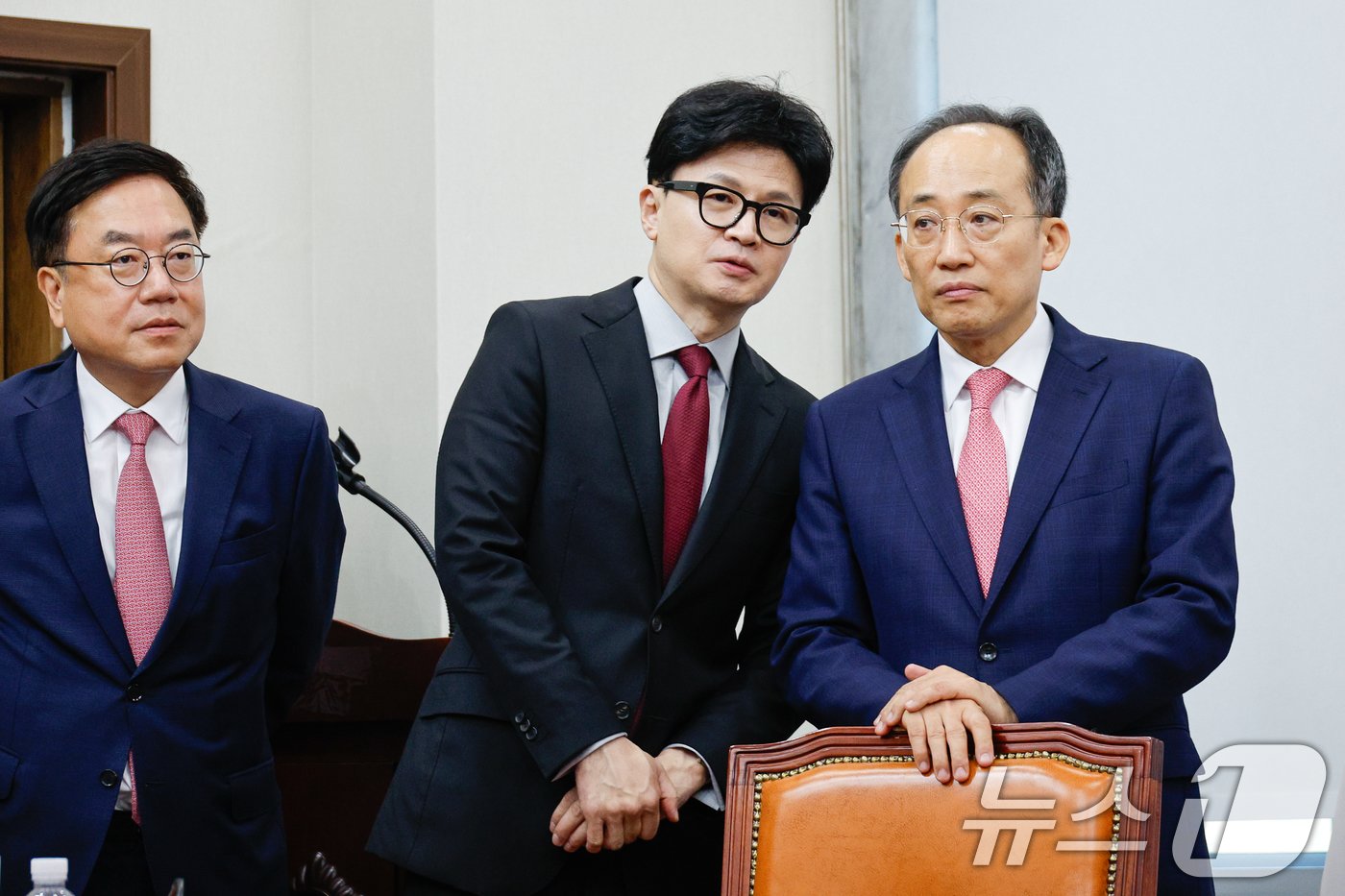 본문 이미지 - 한동훈 국민의힘 대표(가운데)와 추경호 원내대표가 23일 오전 서울 여의도 국회에서 열린 10·16 재보궐선거 후보자 추천장 수여식에 참석해 대화하고 있다. 왼쪽은 서범수 사무총장. 2024.9.23/뉴스1 ⓒ News1 안은나 기자