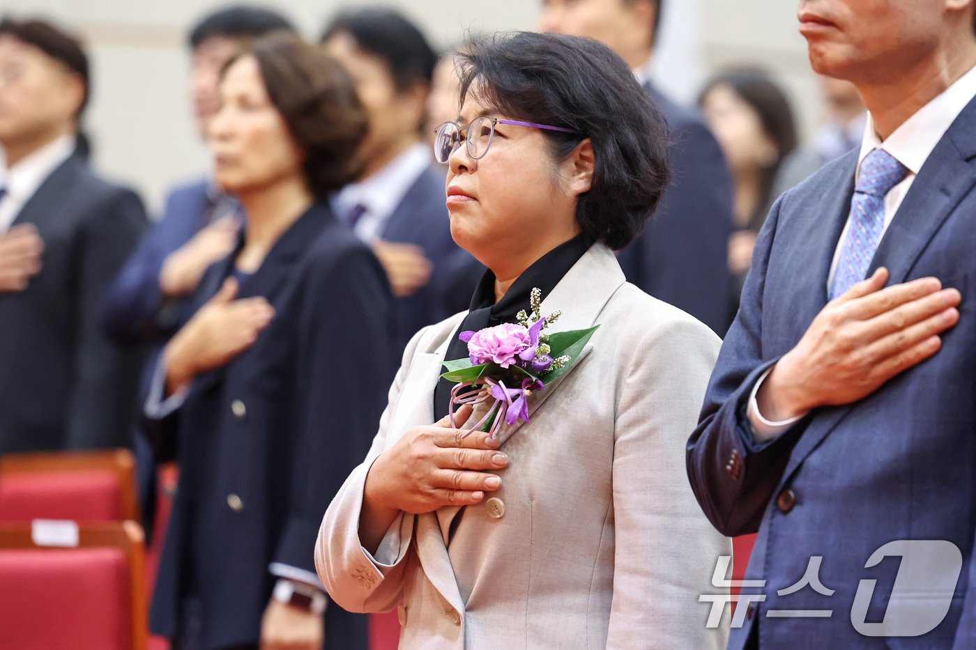 본문 이미지 - 김복형 헌법재판관이 23일 오전 서울 종로구 헌법재판소에서 열린 취임식에서 국민의례를 하고 있다. 2024.9.23/뉴스1 ⓒ News1 민경석 기자