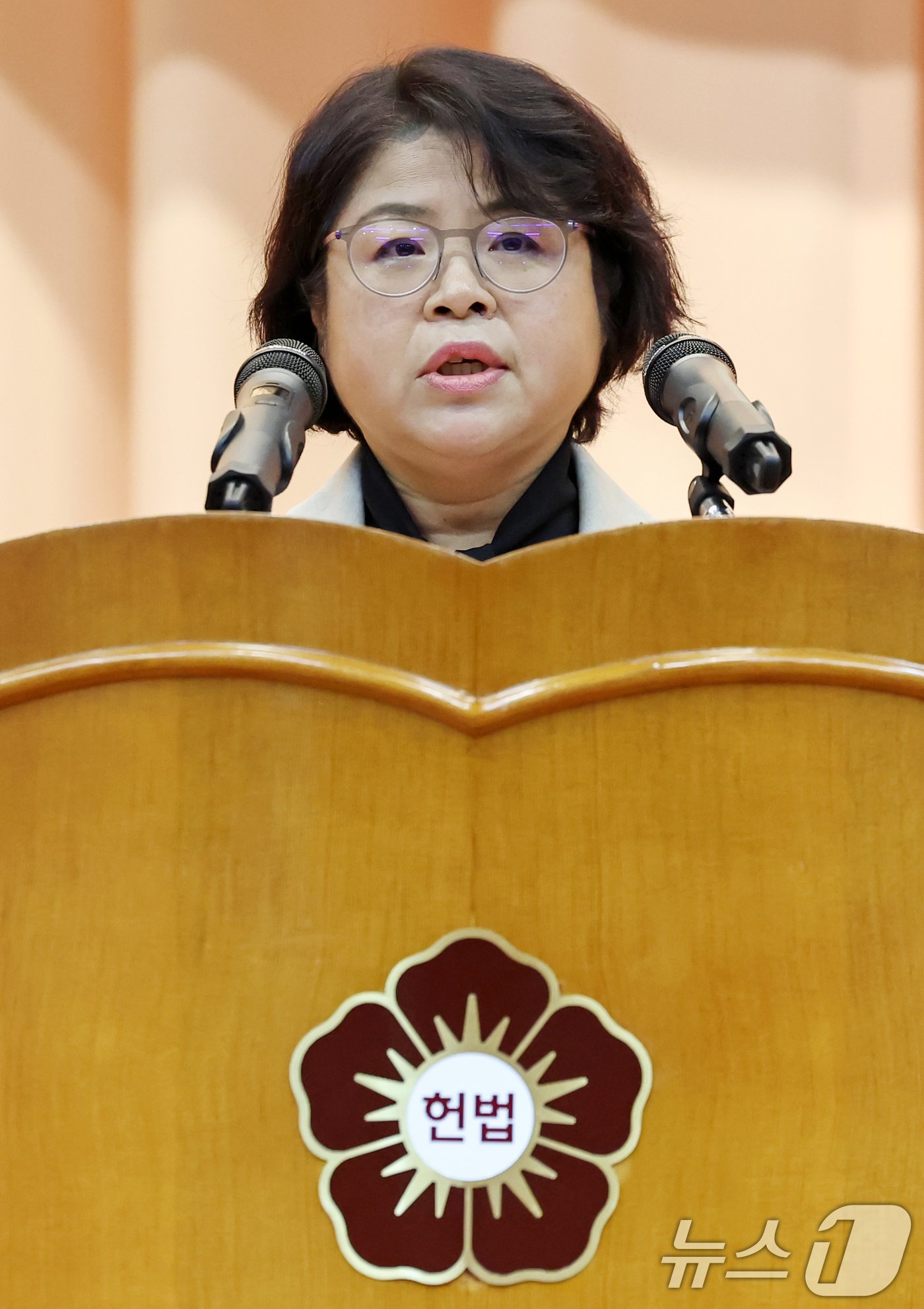 본문 이미지 - 김복형 헌법재판관이 23일 오전 서울 종로구 헌법재판소에서 열린 취임식에서 취임사를 마친 뒤 참석자들을 향해 인사하고 있다. 2024.9.23/뉴스1 ⓒ News1 민경석 기자