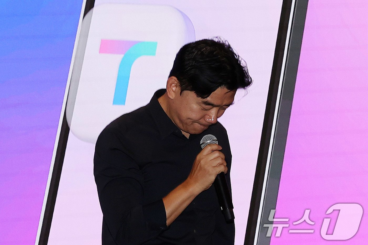 본문 이미지 - 이종호 티맵모빌리티 대표가 23일 서울 중구 SKT타워 수펙스홀에서 열린 티맵모빌리티 신규 서비스 출시 미디어간담회에서 인사하고 있다. 이날 이 대표는 추석 연휴 마지막 날 논길 귀경행렬 사태와 관련 "즐거움만 가득하셔야 할 추석 연휴에 이면도로 정체로 불편을 끼치게 된 점 매우 송구한 마음＂이라고 사과했다. 2024.9.23/뉴스1 ⓒ News1 박지혜 기자