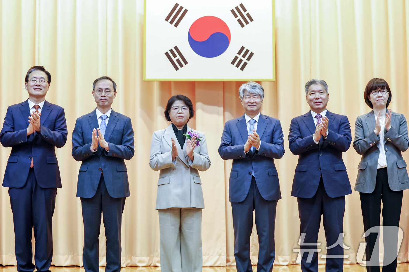 (서울=뉴스1) 민경석 기자 = 김복형 헌법재판관(왼쪽 세 번째)이 23일 오전 서울 종로구 헌법재판소에서 열린 취임식이 끝난 뒤 이종석 헌법재판소장을 비롯한 헌법재판관들과 기념촬 …