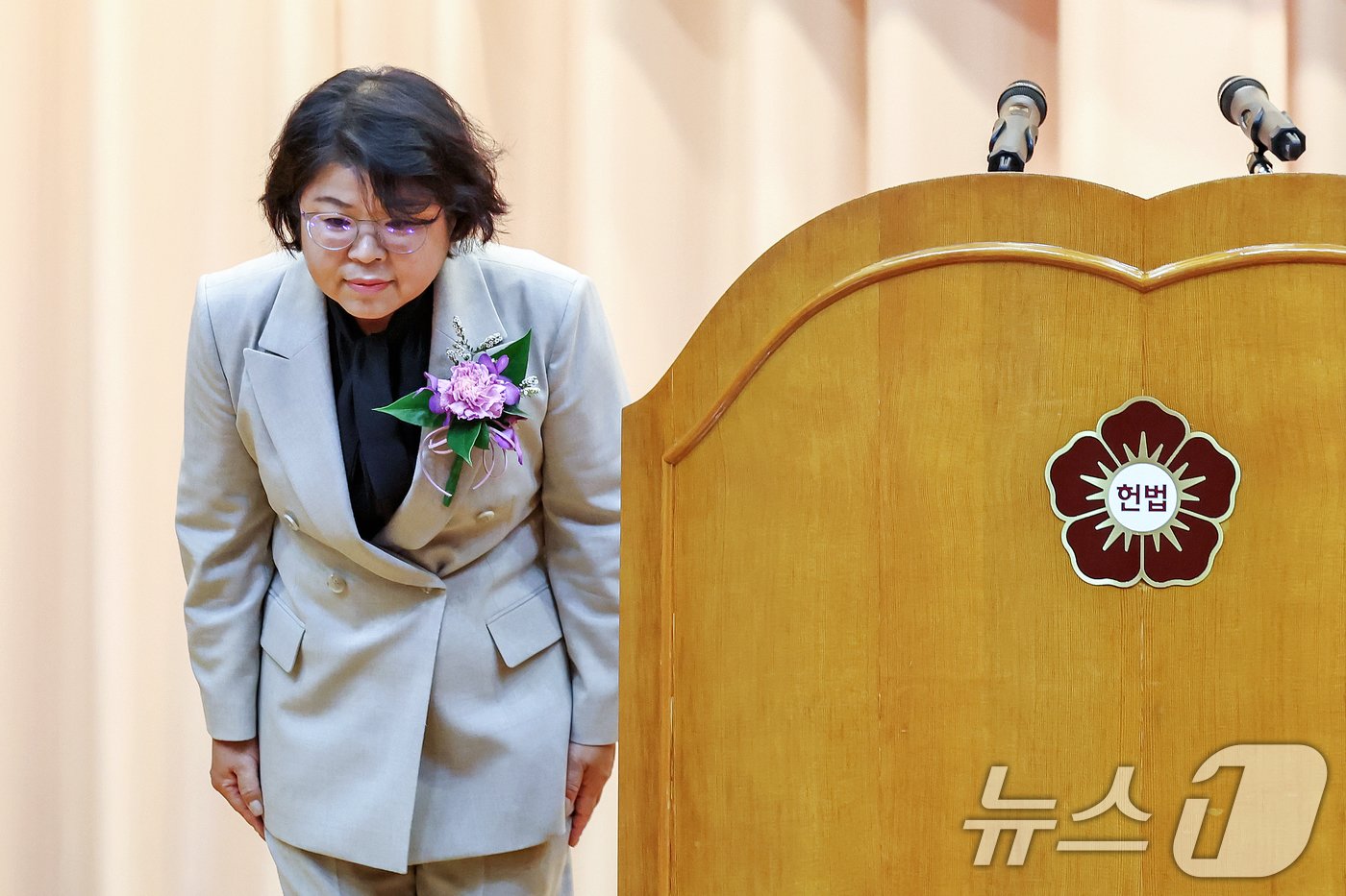 본문 이미지 - 김복형 헌법재판관이 23일 오전 서울 종로구 헌법재판소에서 열린 취임식에서 취임사를 마친 뒤 참석자들을 향해 인사하고 있다. 2024.9.23/뉴스1 ⓒ News1 민경석 기자