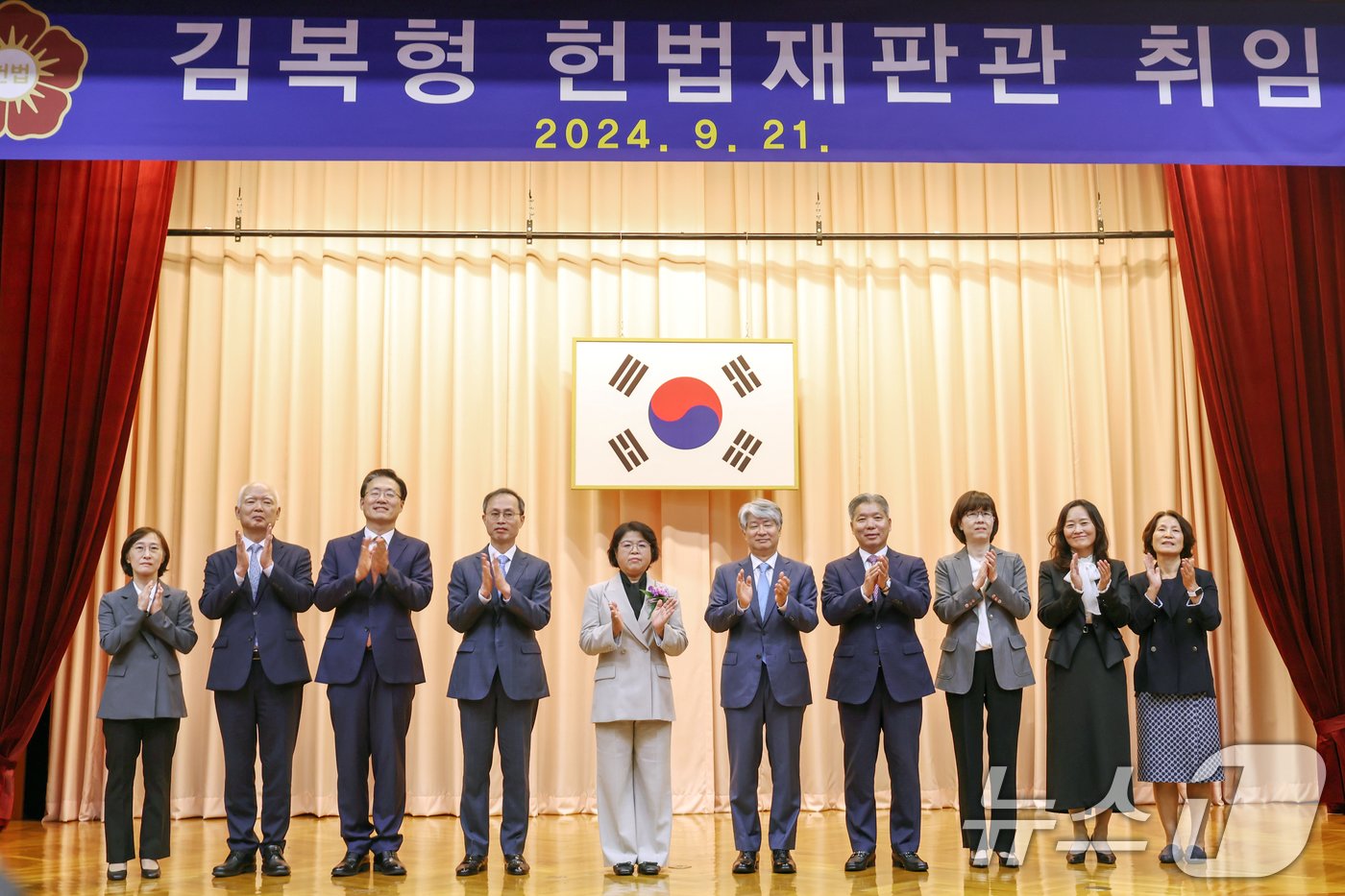 본문 이미지 - 김복형 헌법재판관(왼쪽 다섯 번째)이 23일 오전 서울 종로구 헌법재판소에서 열린 취임식이 끝난 뒤 이종석 헌법재판소장을 비롯한 헌법재판관들과 기념촬영을 하고 있다. 2024.9.23/뉴스1 ⓒ News1 민경석 기자