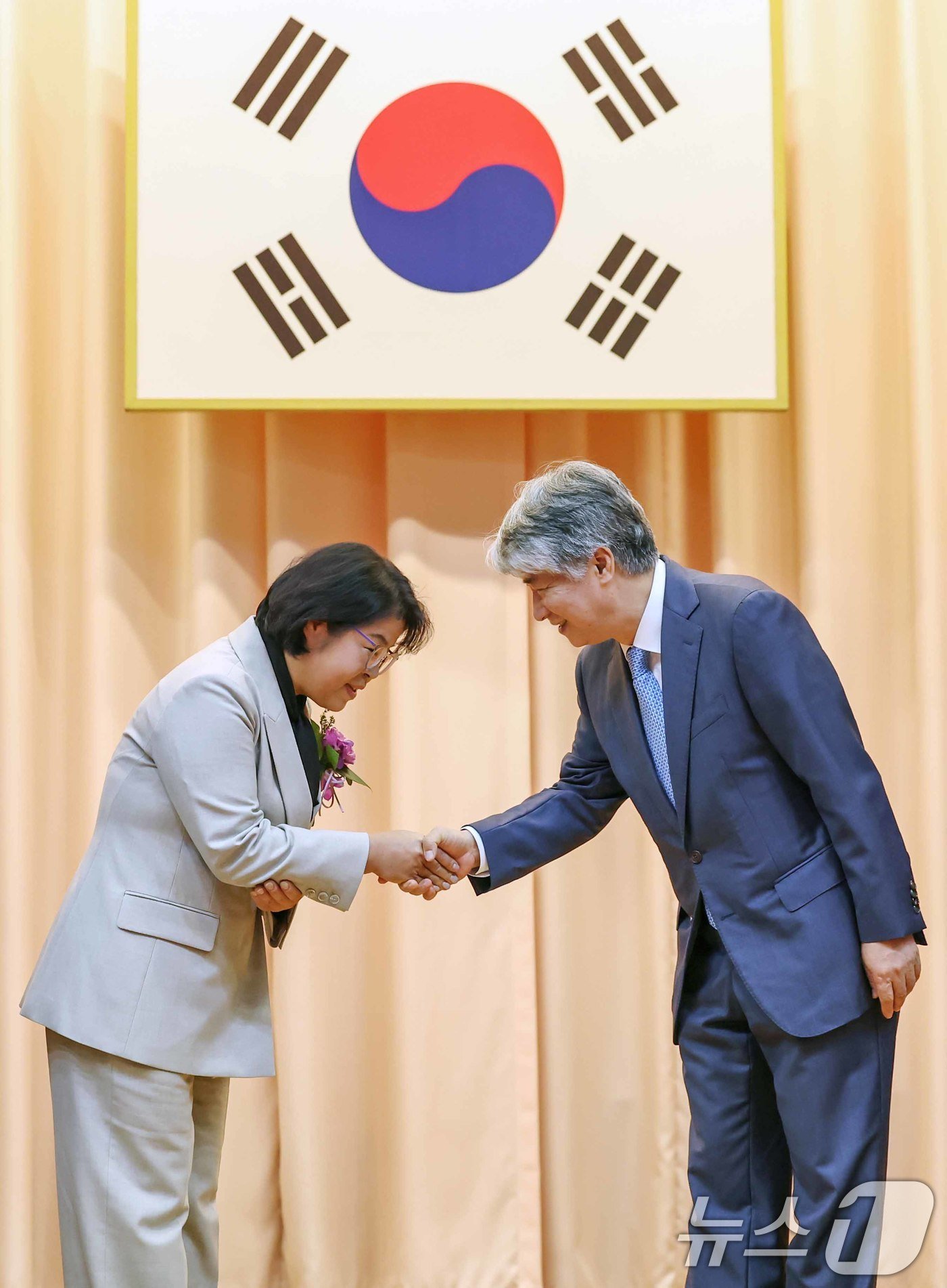 본문 이미지 - 김복형 헌법재판관이 23일 오전 서울 종로구 헌법재판소에서 열린 취임식이 끝난 뒤 이종석 헌법재판소장과 악수를 나누고 있다. 2024.9.23/뉴스1 ⓒ News1 민경석 기자