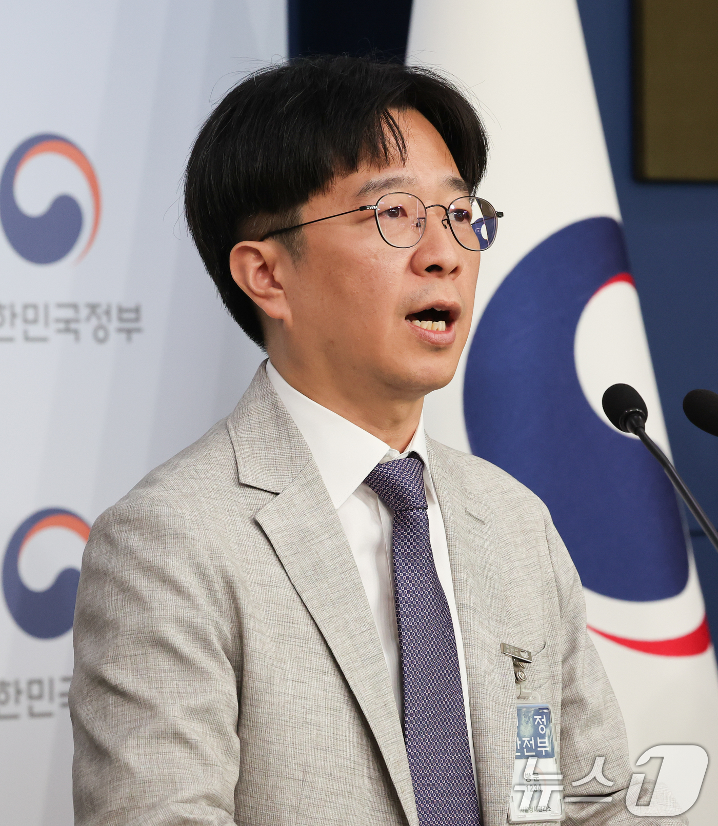 (서울=뉴스1) 허경 기자 = 나현빈 행정안전부 재난원인조사반장이 23일 서울 종로구 정부서울청사 별관에서 LPG 충전소, 저장소 폭발·화재 재난 원인분석 및 인명피해 방지 대책 …