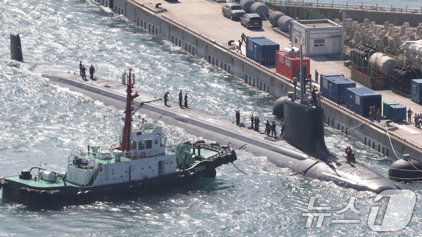 미국 해군 버지니아급 핵잠수함 &#39;버몬트함&#39;&#40;SSN-792·7800톤&#41;이 23일 오전 부산 남구 해군작전사령부 부산작전기지에 입항하고 있다. 2024.9.23/뉴스1 ⓒ News1 윤일지 기자