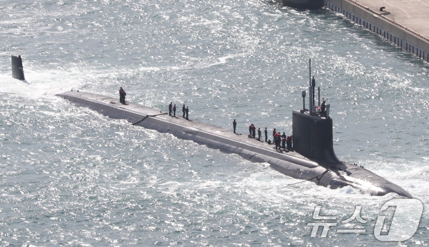 미국 해군 버지니아급 핵잠수함 &#39;버몬트함&#39;&#40;SSN-792·7800톤&#41;이 23일 오전 부산 남구 해군작전사령부 부산작전기지에 입항하고 있다. 2024.9.23/뉴스1 ⓒ News1 윤일지 기자