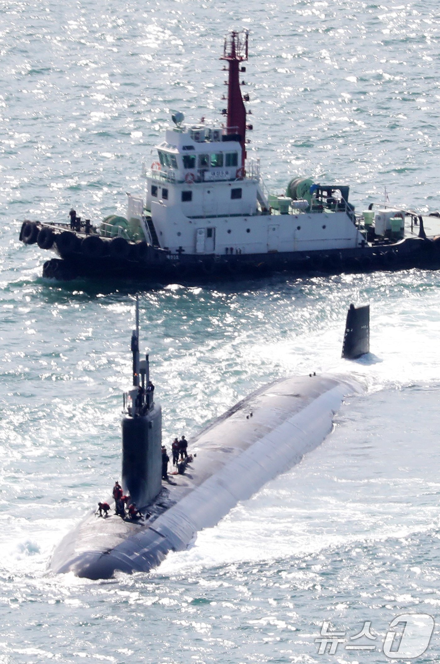 미국 해군 버지니아급 핵잠수함 &#39;버몬트함&#39;&#40;SSN-792·7800톤&#41;이 23일 오전 부산 남구 해군작전사령부 부산작전기지에 입항하고 있다.  2024.9.23/뉴스1 ⓒ News1 윤일지 기자