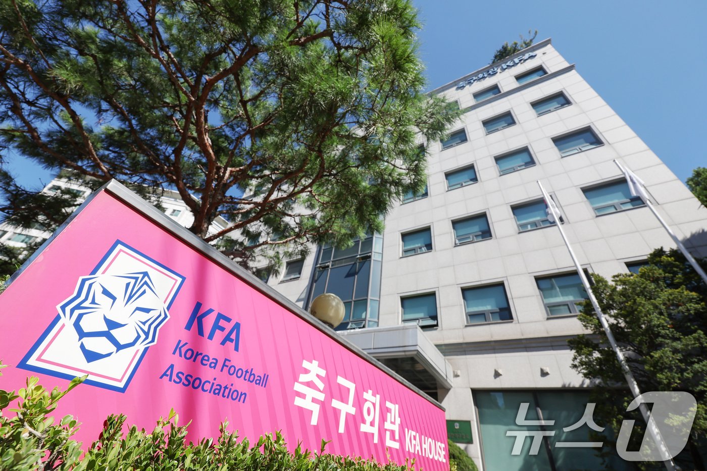 본문 이미지 - 국회 문화체육관광위원회가 오는 24일 홍명보 축구대표팀 감독 선임 논란을 비롯한 대한축구협회의 운영 실태와 관련한 현안 질의를 진행한다. 현안 질의에는 정몽규 대한축구협회장과 홍명보 축구 대표팀 감독, 이임생 기술총괄이사 등이 증인으로 출석할 예정이다. 사진은 23일 서울 종로구 축구회관 모습. 2024.9.23/뉴스1 ⓒ News1 민경석 기자