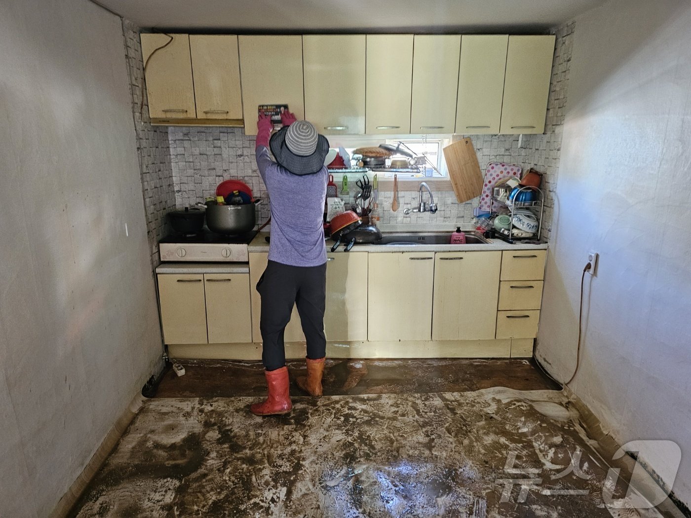 본문 이미지 - 침수 피해를 입은 김해시 이동의 한 주택을 23일 오전 봉사단체 회원들이 치우고 있다. 2024.9.23 ⓒ 뉴스1 박민석 기자