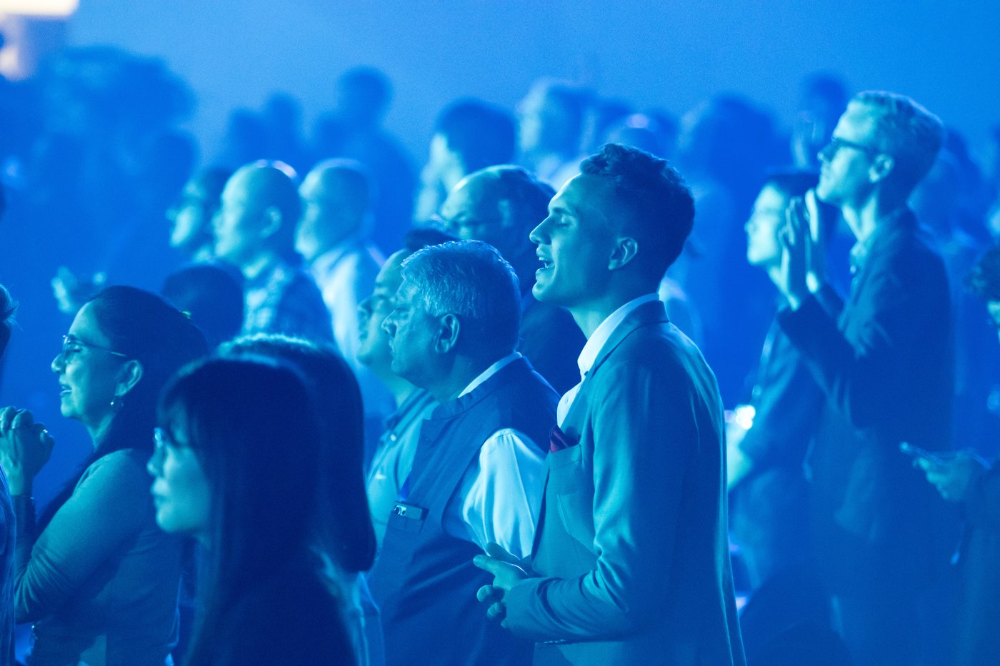 본문 이미지 - 22일 2024 서울-인천 제4차 로잔대회 개막식에서 200여 개국의 참석자들이 기도를 하고 있다. (제4차 로잔대회 프레스본부 제공)