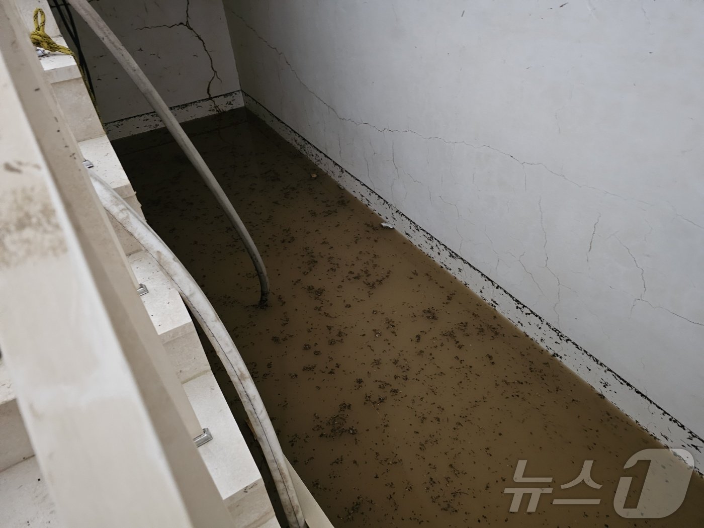 본문 이미지 - 김해시 이동의 한 사무건물 지하실이 물에 잠겨 양수기로 배수 작업을 하고 있다. 2024.9.23 ⓒ 뉴스1 박민석 기자