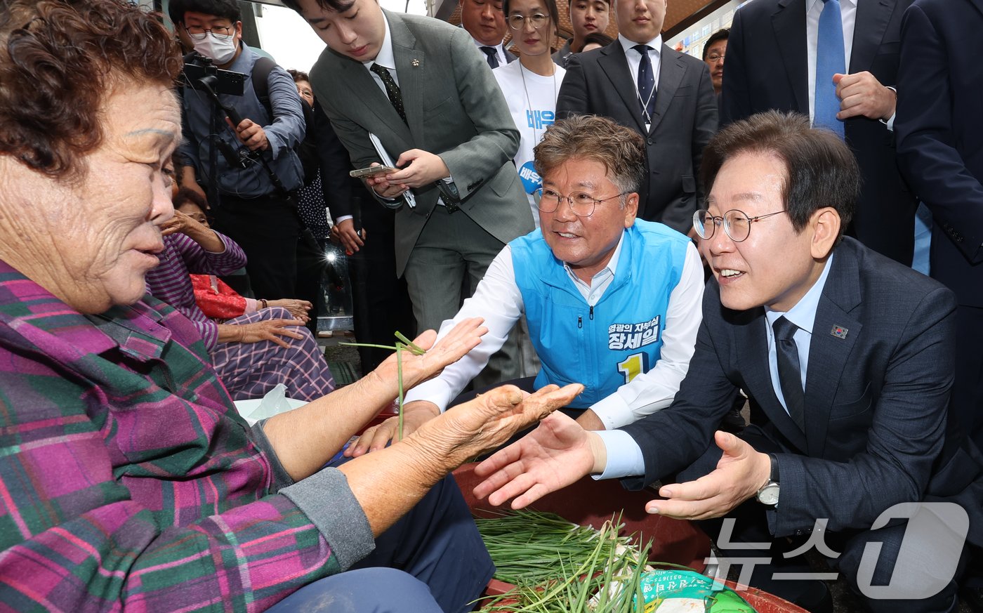 본문 이미지 - 이재명 더불어민주당 대표를 비롯한 당 지도부가 23일 전남 영광을 찾아 현장 최고위원회의를 마친 후 인근시장 상인들을 만나 인사를 나누고 있다. 2024.9.23/뉴스1 ⓒ News1 김태성 기자