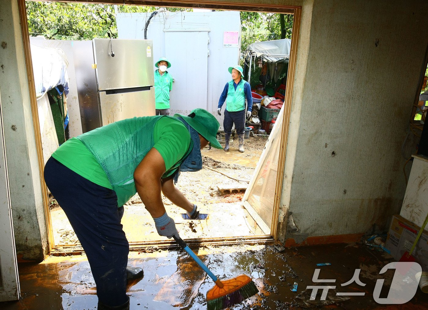 23일 오전 전남 장흥군 장흥읍 석동마을 일대에서 수해 피해를 입은 주민들이 가재도구를 정리하고 있다. 장흥에는 지난 19일부터 339.3㎜가 넘는 누적 강수량을 기록했다. 2024.9.23/뉴스1 ⓒ News1 박지현 기자