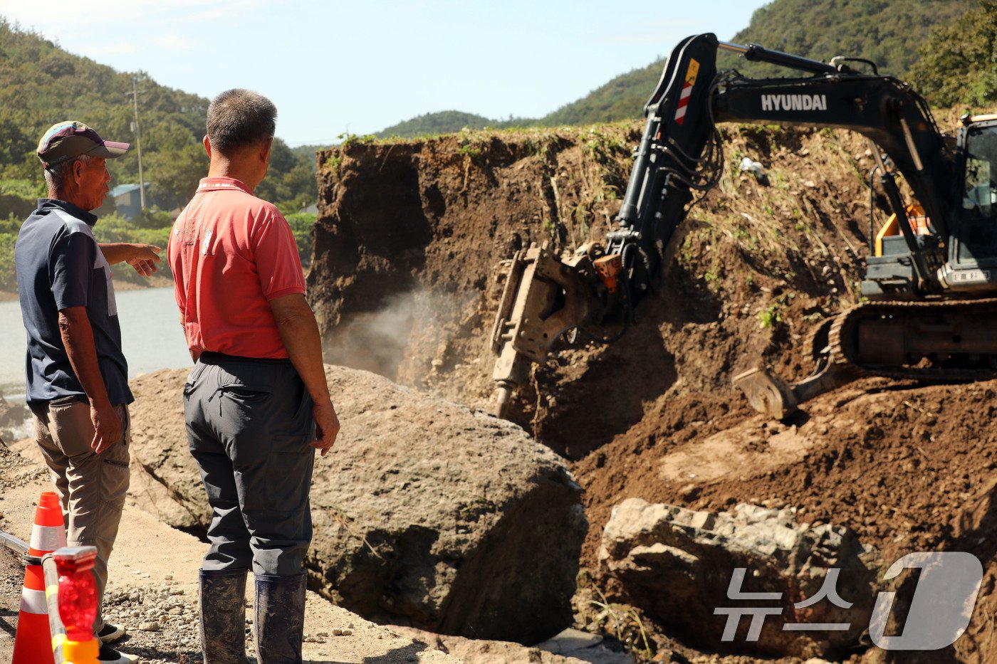 본문 이미지 - 23일 오전 전남 장흥군 장흥읍 석동마을 일대의 둑이 무너져 주민들이 복구작업 현장을 바라보고 있다. 장흥에는 지난 19일부터 339.3㎜가 넘는 누적 강수량을 기록했다. 2024.9.23/뉴스1 ⓒ News1 박지현 기자