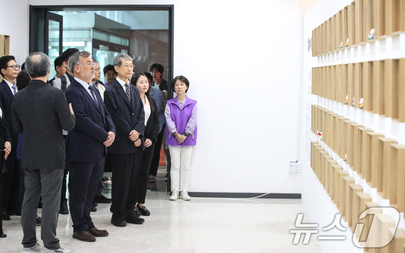 송기춘 이태원 참사 진상규명 특별조사위원장이 23일 오전 서울 중구 부림빌딩 내 마련된 이태원 참사 기억·소통공간 &#39;별들의 집&#39;을 찾아 이정민 이태원 참사 유가족협의회 위원장의 설명을 듣고 있다.  2024.9.23/뉴스1 ⓒ News1 이승배 기자