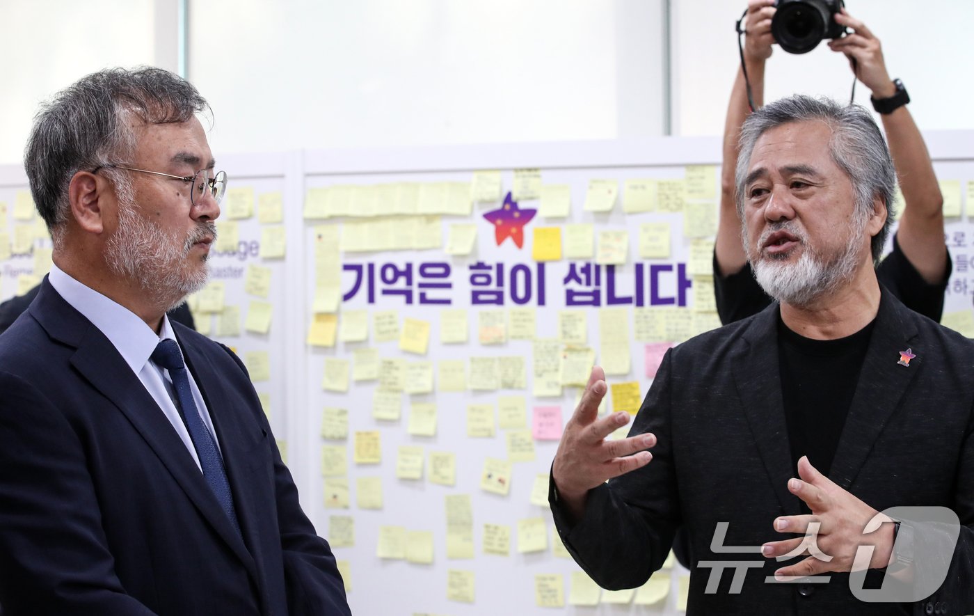 본문 이미지 - 송기춘 이태원 참사 진상규명 특별조사위원장이 23일 오전 서울 중구 부림빌딩 내 마련된 이태원 참사 기억·소통공간 &#39;별들의 집&#39; 이정민 이태원 참사 유가족협의회 위원장의 설명을 듣고 있다. 2024.9.23/뉴스1 ⓒ News1 이승배 기자