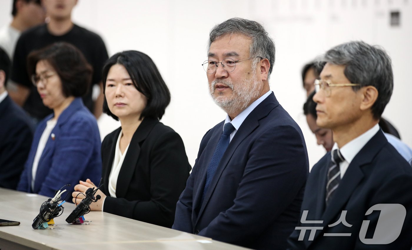 송기춘 이태원 참사 진상규명 특별조사위원장이 23일 오전 서울 중구 부림빌딩 내 마련된 이태원 참사 기억·소통공간 &#39;별들의 집&#39;에서 열린 유가족협의회와의 간담회에 참석해 발언하고 있다. 2024.9.23/뉴스1 ⓒ News1 이승배 기자