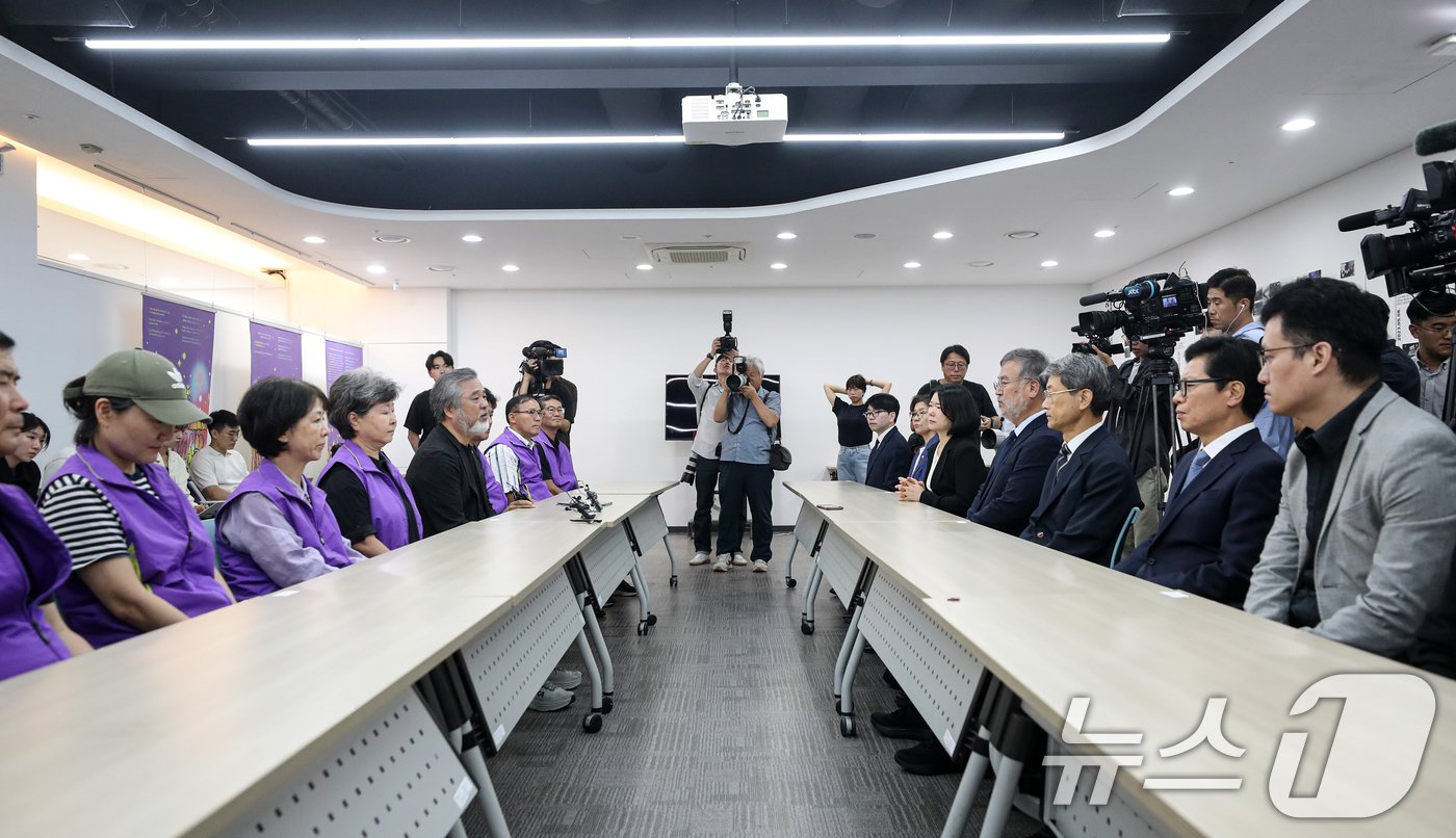 이정민 이태원 참사 유가족협의회 위원장이 23일 오전 서울 중구 부림빌딩 내 마련된 이태원 참사 기억·소통공간 &#39;별들의 집&#39;에서 열린 특별조사위원회와의 간담회에 참석해 발언하고 있다.  2024.9.23/뉴스1 ⓒ News1 이승배 기자