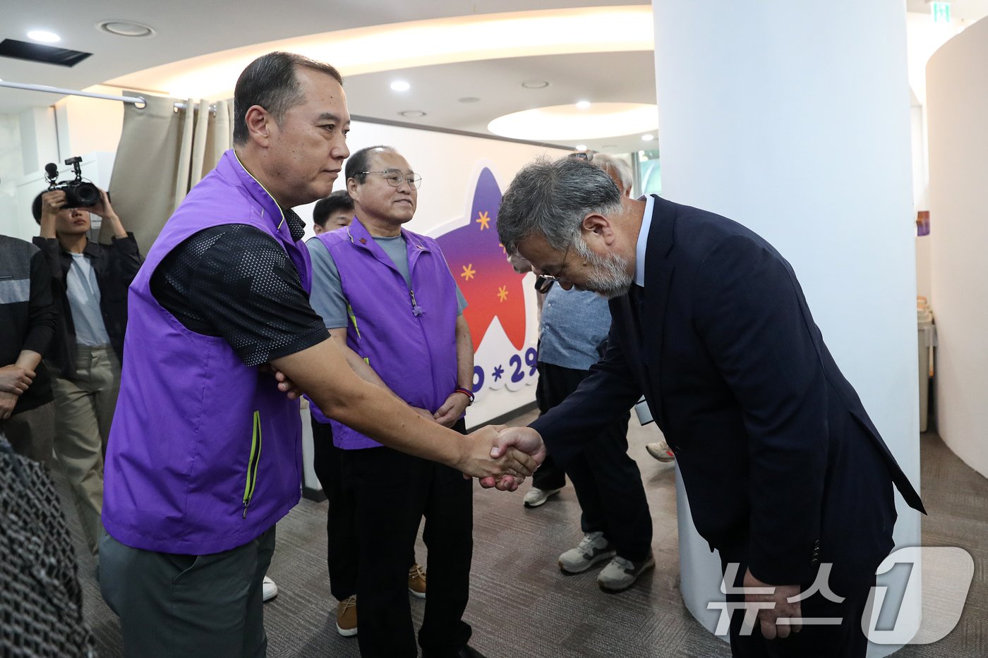 본문 이미지 - 송기춘 이태원 참사 진상규명 특별조사위원장이 23일 오전 서울 중구 부림빌딩 내 마련된 이태원 참사 기억·소통공간 '별들의 집'을 찾아 유가족들과 인사하고 있다. 2024.9.23/뉴스1 ⓒ News1 이승배 기자