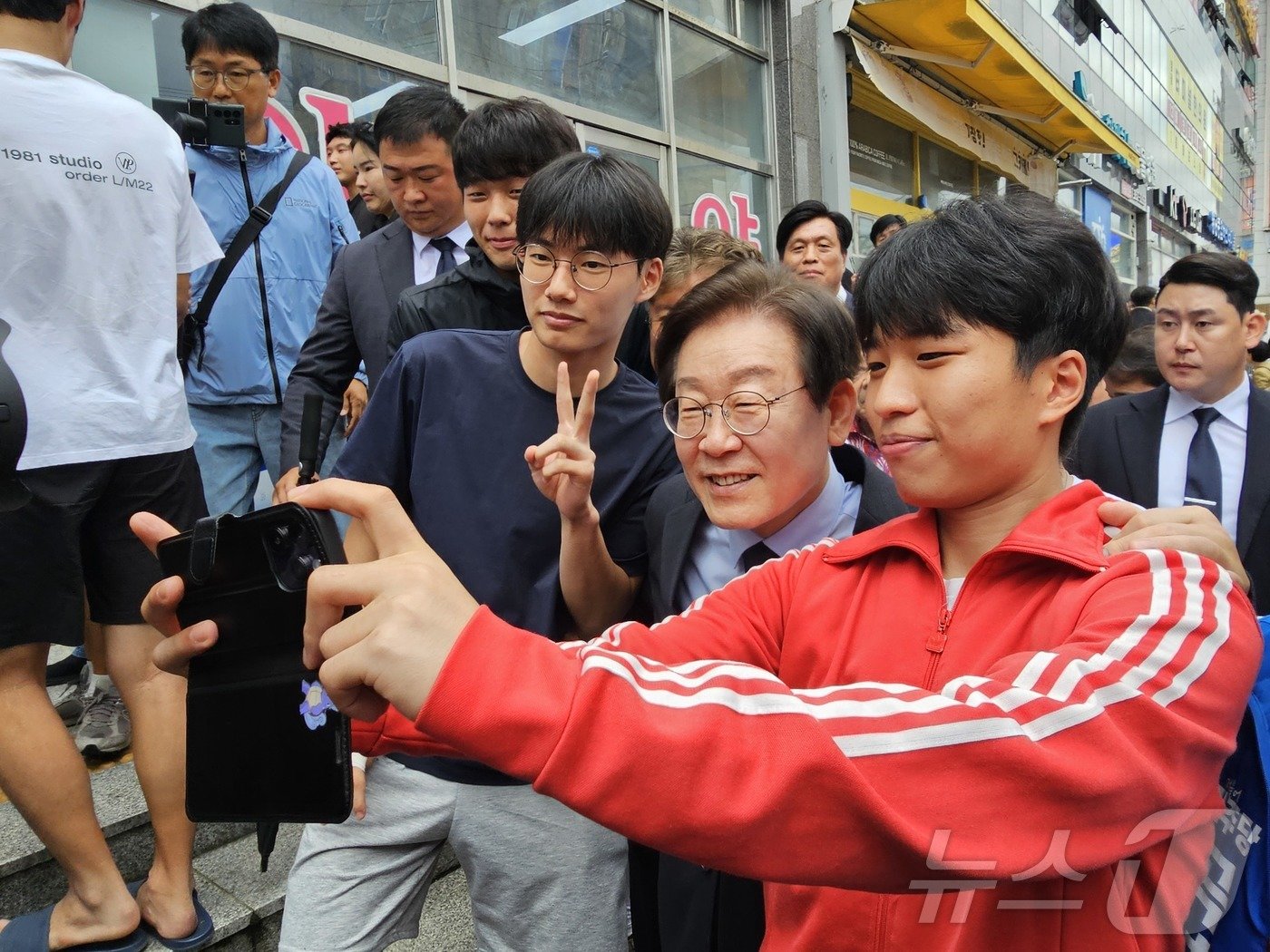 본문 이미지 - 이재명 더불어민주당 대표가 23일 전남 영광 터미널시장에서 학생들의 요청으로 셀카를 찍고 있다.2024.9.23./뉴스1 ⓒ News1 서충섭 기자
