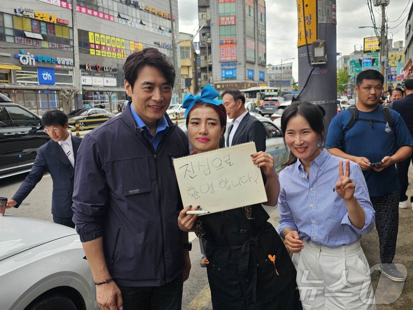본문 이미지 - 한준호 더불어민주당 최고위원이 23일 이재명 대표와 영광을 찾아 장세일 영광군수 후보 지지를 호소하며 셀카를 찍고 있다.2024.9.23./뉴스1 ⓒ News1 서충섭 기자