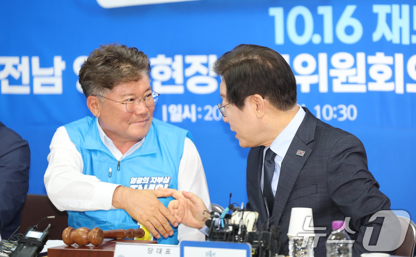 본문 이미지 - 이재명 더불어민주당 대표가 23일 전남 영광 장세일 군수 후보자 선거사무소에서 열린 현장 최고위원회의에서 장세일 영광군수 후보와 인사를 나누고 있다. 2024.9.23/뉴스1 ⓒ News1 김태성 기자