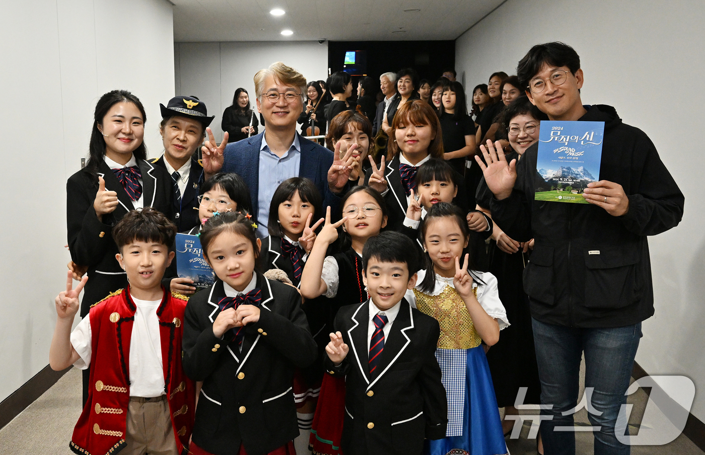 (광주=뉴스1) 이수민 기자 = 광주 서구가 지난 21일 서빛마루문예회관에서 '뮤직의 신' 결과발표회를 개최한 가운데 행사 종료 후 김이강 구청장을 비롯한 관계자들이 기념촬영하고 …