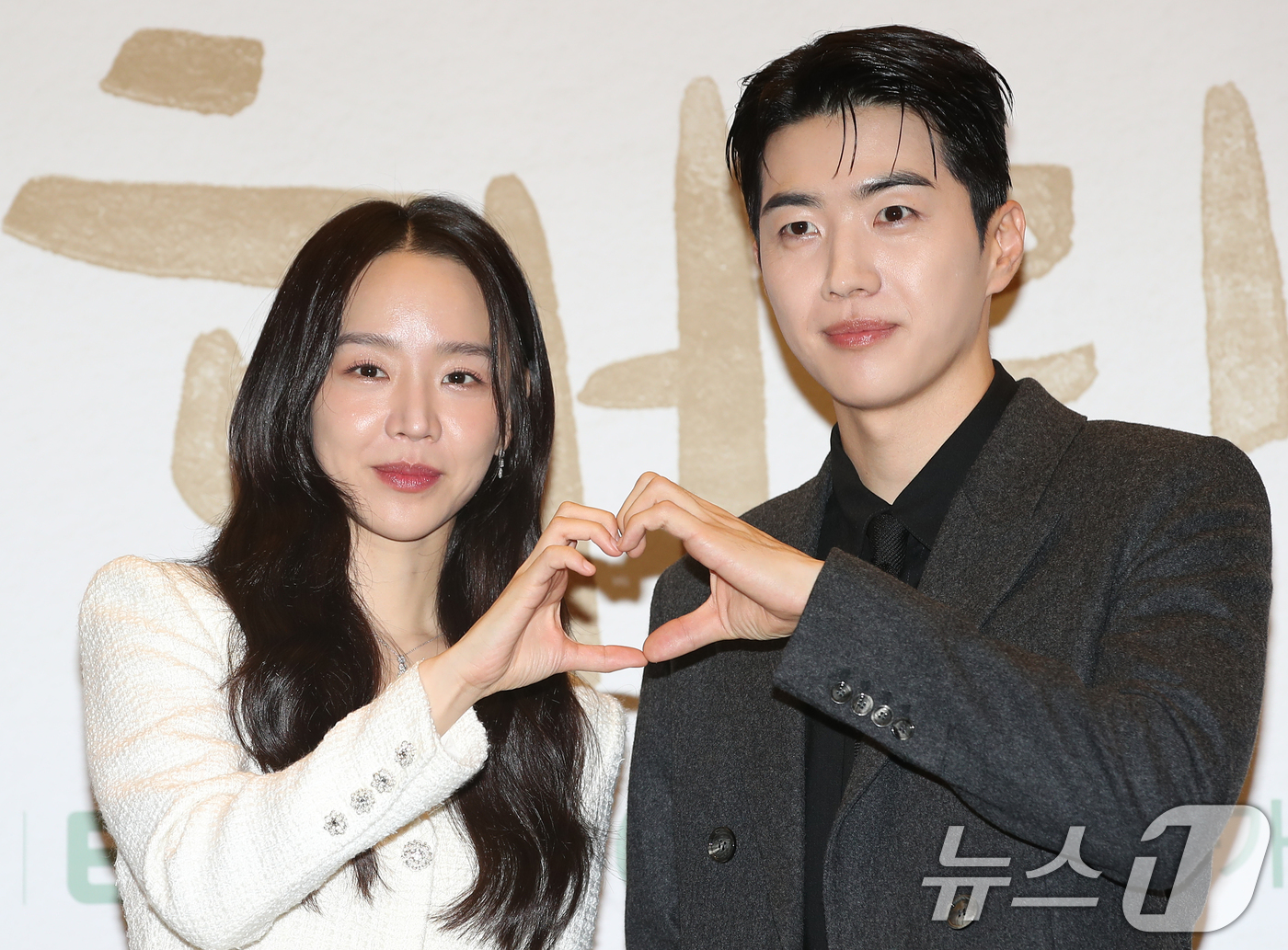 (서울=뉴스1) 권현진 기자 = 배우 신혜선과 강훈(오른쪽)과 23일 오후 서울 마포구 상암동 스탠포드호텔에서 열린 지니TV 오리지널 '나의 해리에게' 제작발표회에 참석해 포즈를 …