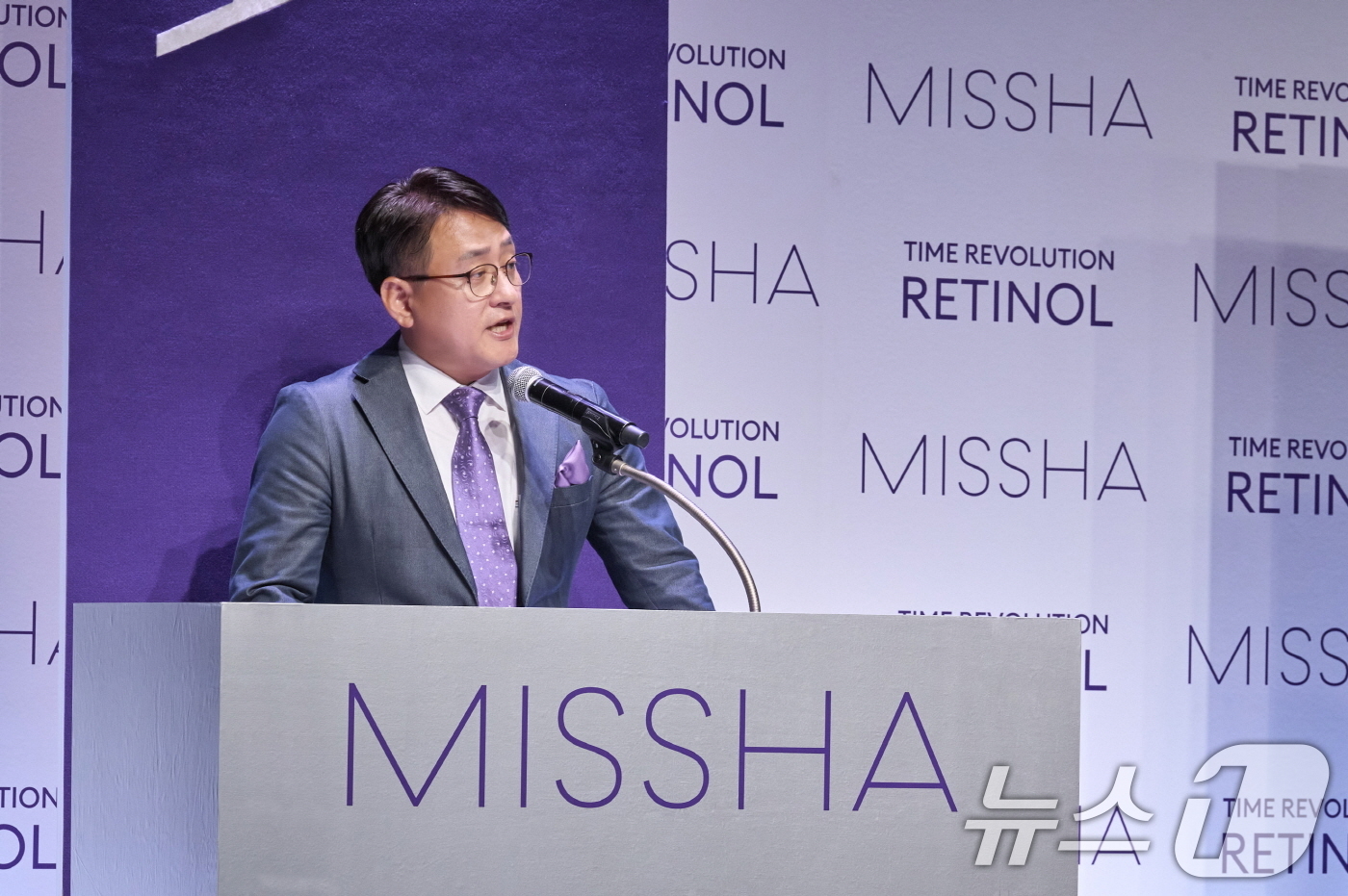 (서울=뉴스1) = 글로벌 뷰티 기업 에이블씨엔씨의 화장품 브랜드 미샤가 일본에서 '타임 레볼루션 레티놀' 라인 론칭행사를 열었다고 23일 밝혔다.미샤 재팬 강인규 법인장이 제품을 …