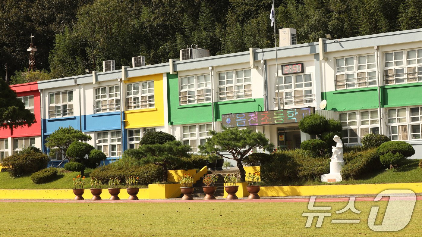 본문 이미지 - 전국서 인구가 가장 적은 전남 강진군 옴천면의 한 초등학교 모습. 옴천초의 전교생은 19명이다. 2024.9.2/뉴스1 ⓒ News1 박지현 기자