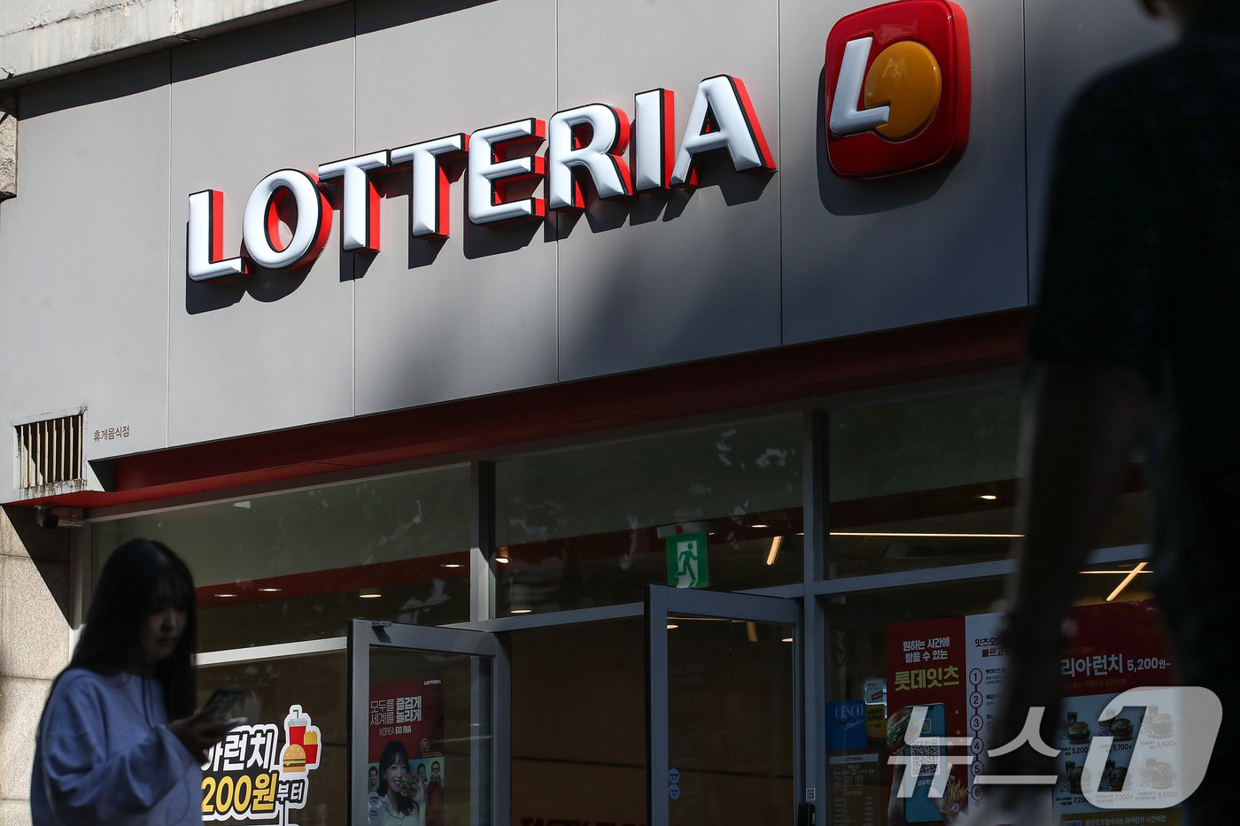 본문 이미지 - 서울 시내의 한 롯데리아 매장. 2024.9.23/뉴스1 ⓒ News1 이승배 기자