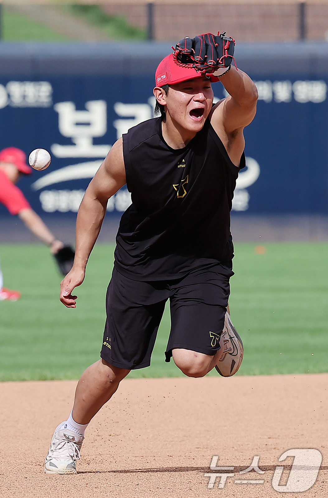 (광주=뉴스1) 김진환 기자 = KIA 타이거즈 김도영이 23일 오후 광주 기아챔피언스필드에서 열리는 '2024 신한 SOL 뱅크 KBO리그' 삼성 라이온즈와의 경기를 앞두고 수비 …