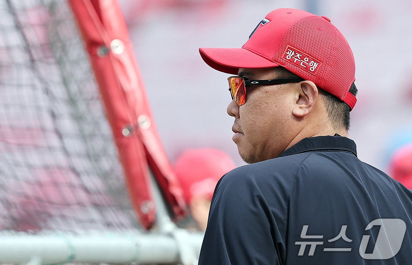 본문 이미지 - 이범호 KIA 타이거즈 감독이 23일 오후 광주 기아챔피언스필드에서 열리는 '2024 신한 SOL 뱅크 KBO리그' 삼성 라이온즈와의 경기를 앞두고 선수들의 훈련을 지켜보고 있다. 2024.9.23/뉴스1 ⓒ News1 김진환 기자