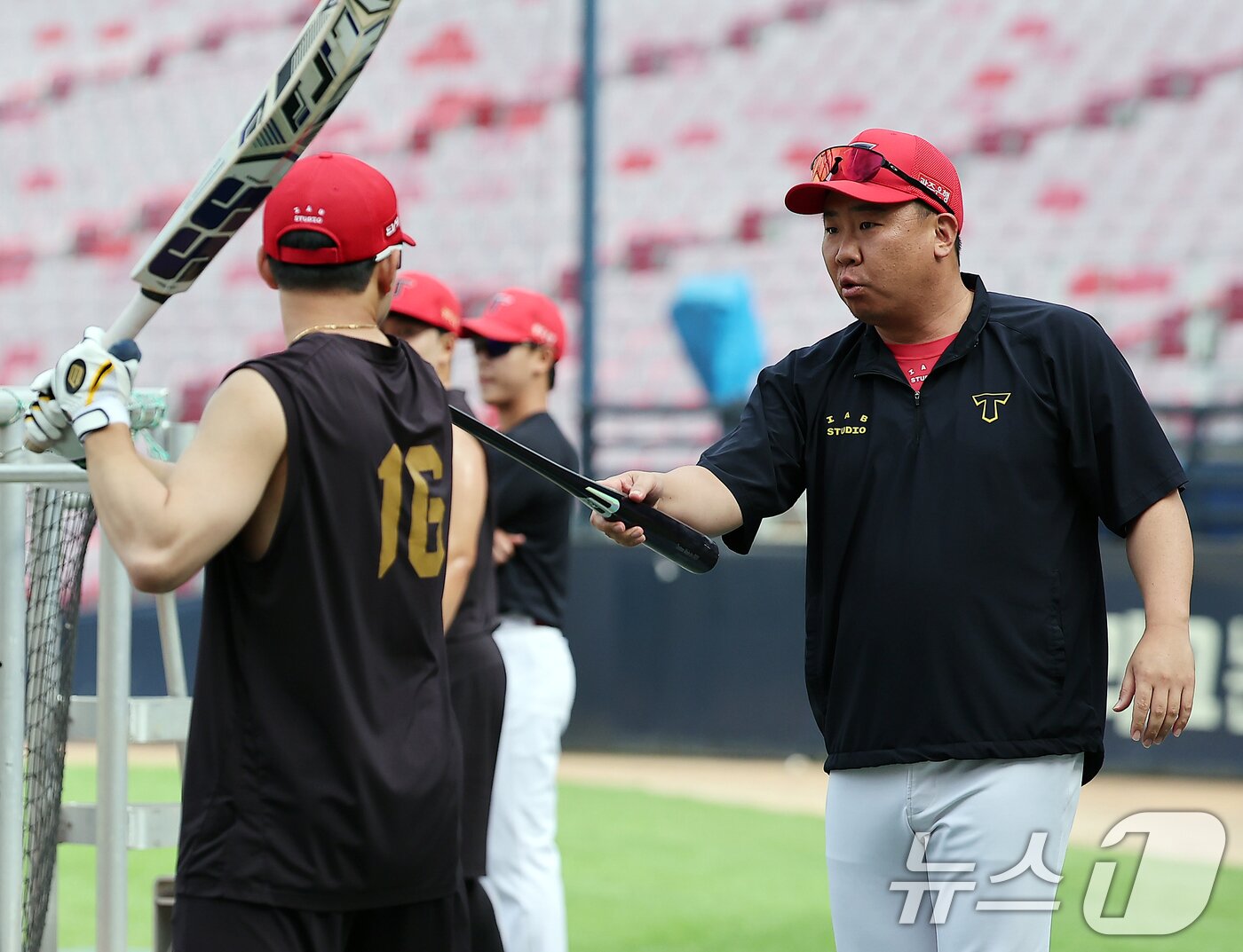 본문 이미지 - 이범호 KIA 타이거즈 감독과 최원준. / 뉴스1 DB ⓒ News1 김진환 기자