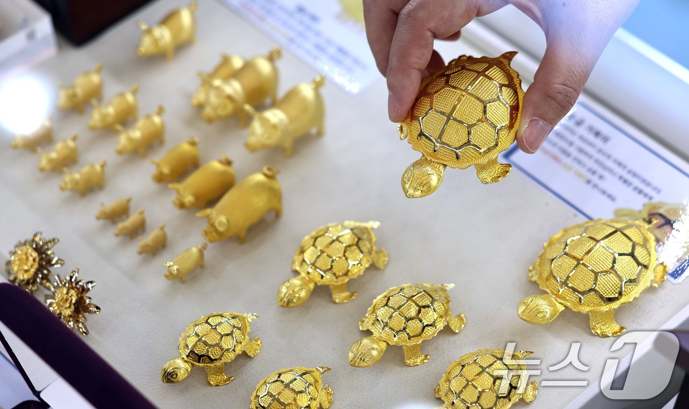 본문 이미지 - 23일 서울 종로구 한국금거래소에서 관계자가 금 상품을 진열하고 있다. 한국금거래소에 따르면 이날 기준 순금 한 돈(3.75g)을 살 때 가격은 47만9000원을 기록했다. 같은 날 기준 표준금거래소에서 가장 저렴한 한 돈짜리 아기 돌반지는 50만6000원이었다.  2024.9.23/뉴스1 ⓒ News1 구윤성 기자