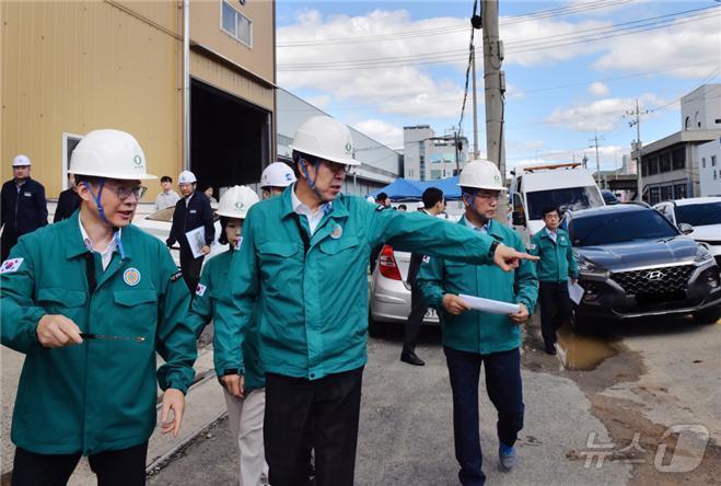 본문 이미지 - 박형준 부산시장이 23일 사상~하단선 공사 구간에 땅꺼짐 현상 발생 현장을 찾아 상황을 점검하고 있다.2024.9.23.(부산시청 제공)