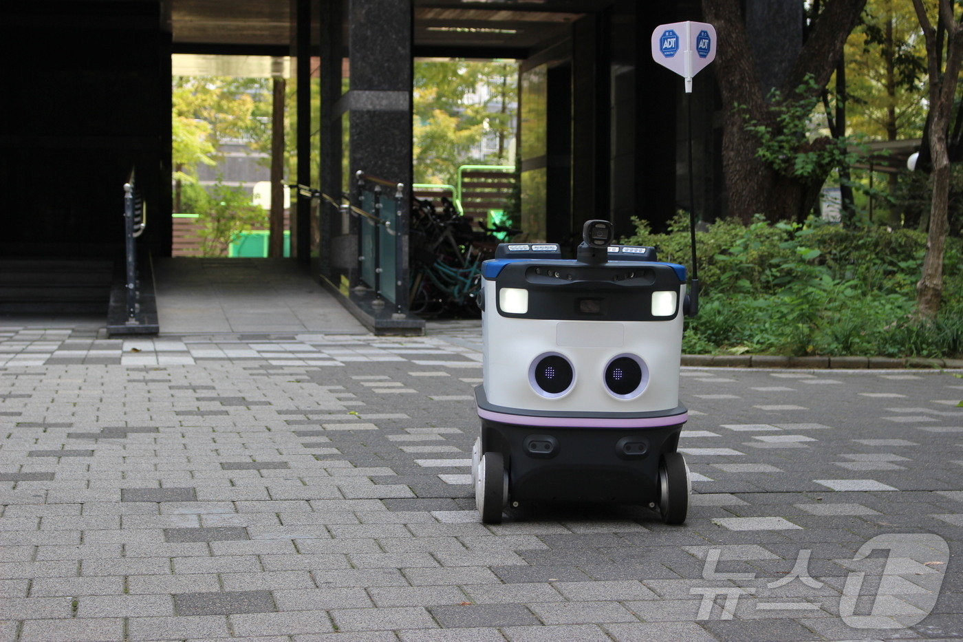 본문 이미지 - SK쉴더스·뉴빌리티 순찰로봇 뉴비(SK쉴더스 제공)