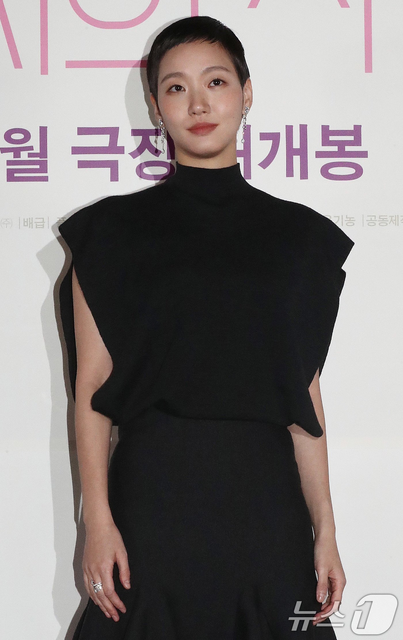 본문 이미지 - 배우 김고은이 23일 서울 강남구 메가박스 코엑스에서 열린 '대도시의 사랑법' 언론배급시사회에서 포토타임을 갖고 있다. ‘대도시의 사랑법’은 자유로운 영혼의 재희와 세상에 거리를 두는 법에 익숙한 흥수가 동거동락하며 펼치는 로멘스 영화로 이언희 감독, 배우 김고은, 노상현이 주연을 맡아 10월 1일 개봉한다. 2024.9.23/뉴스1 ⓒ News1 박세연 기자