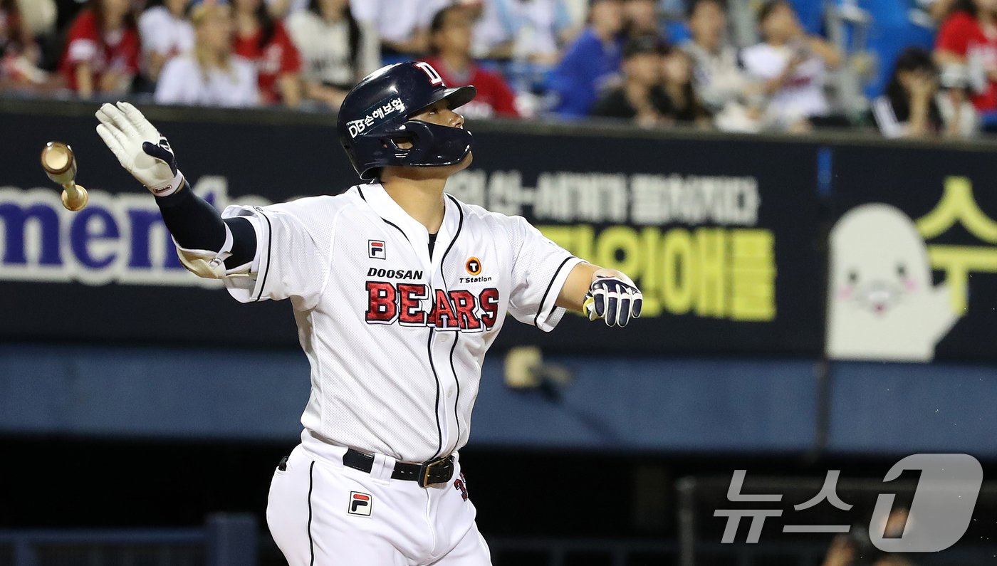 본문 이미지 - 23일 오후 서울 송파구 잠실야구장에서 열린 프로야구 '2024 신한 SOL 뱅크 KBO리그' 두산베어스와 SSG랜더스의 경기에서 1회말 두산 공격 2사 주자 2루 상황 김재환이 2점 홈런을 치고 배트를 놓고 있다. 2024.9.23/뉴스1 ⓒ News1 이승배 기자