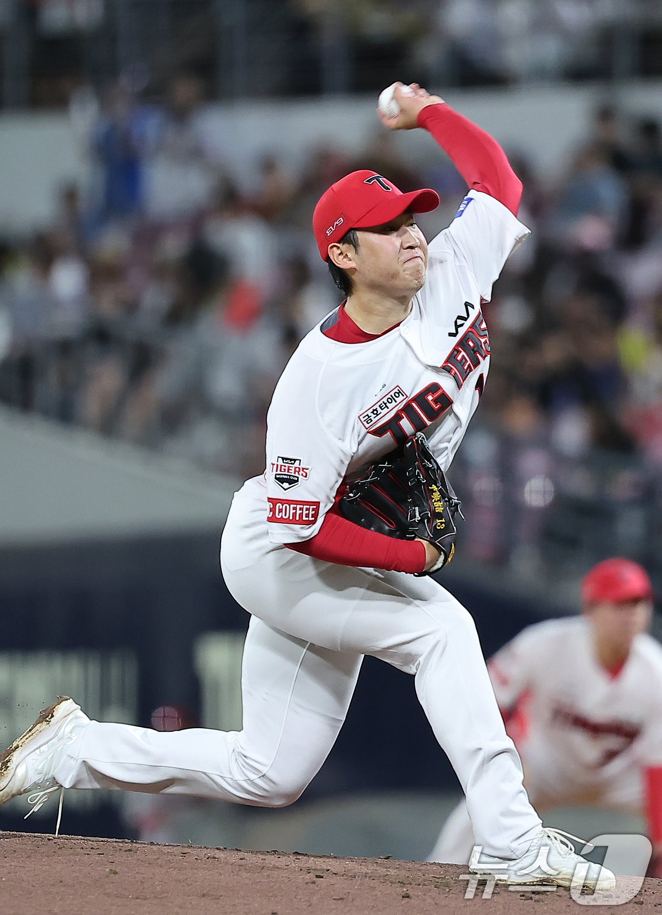 23일 오후 광주 기아챔피언스필드에서 열린 &#39;2024 신한 SOL 뱅크 KBO리그&#39; 삼성 라이온즈와 KIA 타이거즈의 경기, KIA 선발 윤영철이 3회초 등판해 힘차게 공을 던지고 있다. 2024.9.23/뉴스1 ⓒ News1 김진환 기자