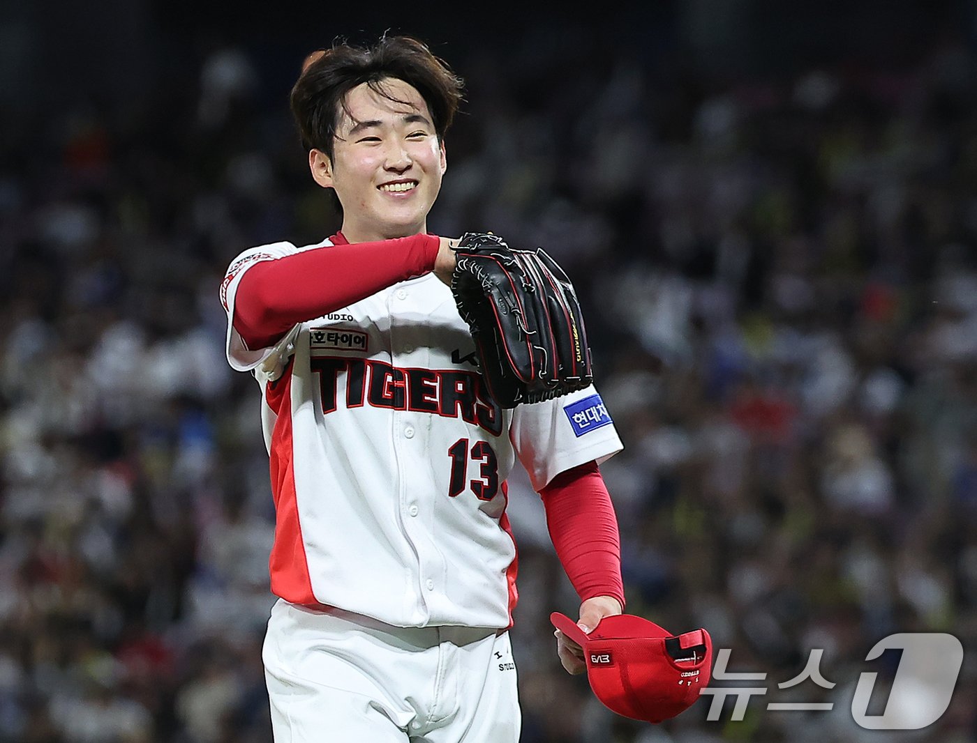 본문 이미지 - 23일 오후 광주 기아챔피언스필드에서 열린 '2024 신한 SOL 뱅크 KBO리그' 삼성 라이온즈와 KIA 타이거즈의 경기, KIA 선발 윤영철이 3회초 이닝을 실점 없이 마친 뒤 미소를 지으며 더그아웃으로 향하고 있다. 2024.9.23/뉴스1 ⓒ News1 김진환 기자