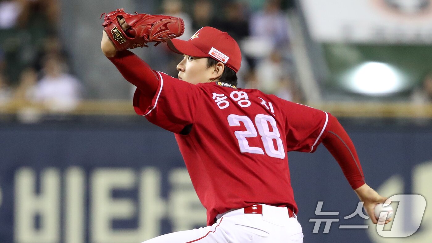 본문 이미지 - 23일 오후 서울 송파구 잠실야구장에서 열린 프로야구 &#39;2024 신한 SOL 뱅크 KBO리그&#39; 두산베어스와 SSG랜더스의 경기에서 SSG 선발투수 송영진이 역투하고 있다. 2024.9.23/뉴스1 ⓒ News1 이승배 기자