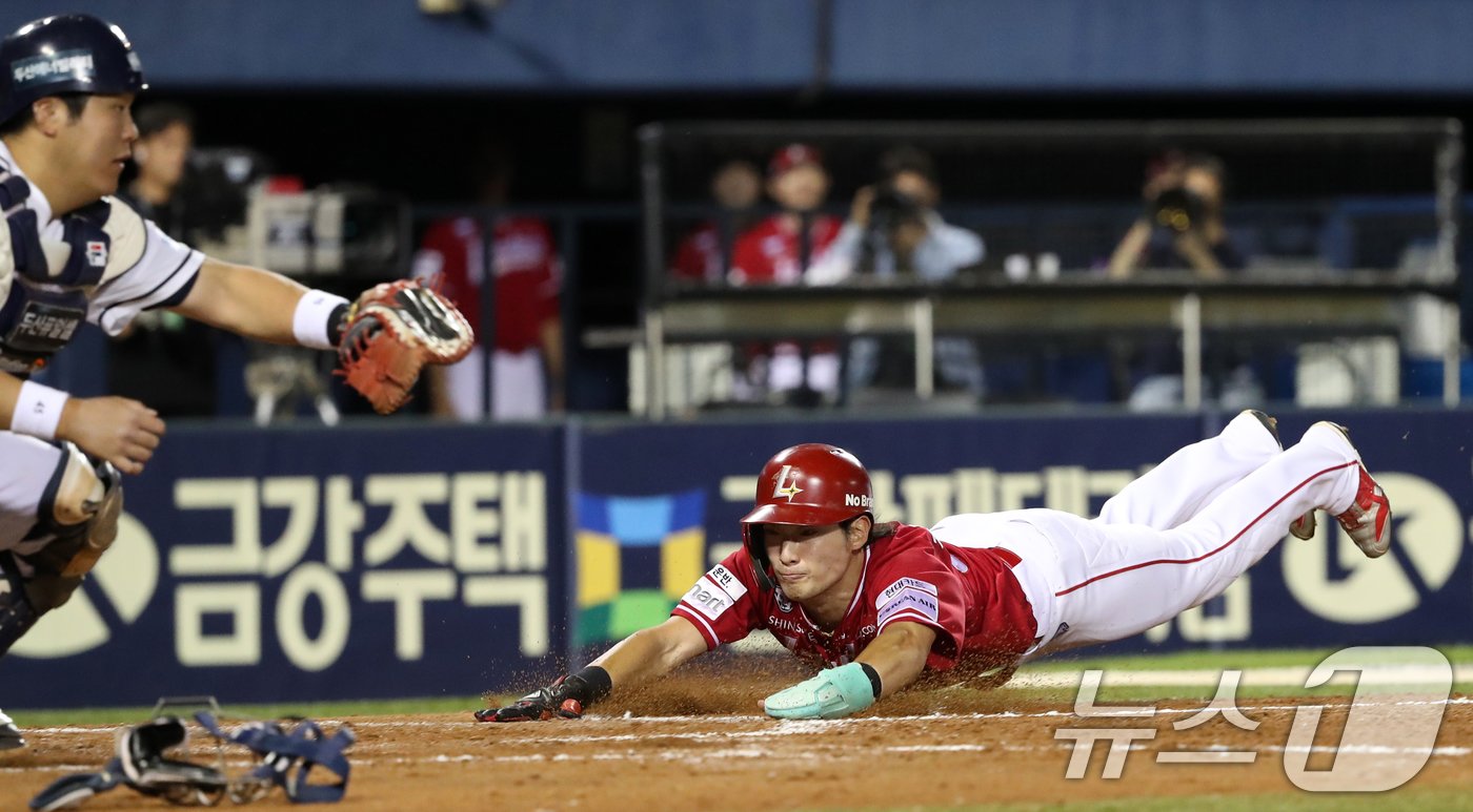 23일 오후 서울 송파구 잠실야구장에서 열린 프로야구 &#39;2024 신한 SOL 뱅크 KBO리그&#39; 두산베어스와 SSG랜더스의 경기에서 3회초 SSG 공격 무사 주자 2루 상황 정준재의 안타로 2루 주자 최지훈이 홈인하고 있다. 2024.9.23/뉴스1 ⓒ News1 이승배 기자