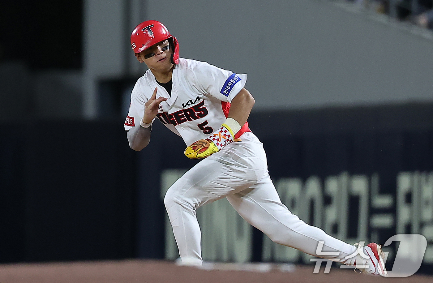 (광주=뉴스1) 김진환 기자 = 23일 오후 광주 기아챔피언스필드에서 열린 '2024 신한 SOL 뱅크 KBO리그' 삼성 라이온즈와 KIA 타이거즈의 경기, KIA 김도영이 3회말 …